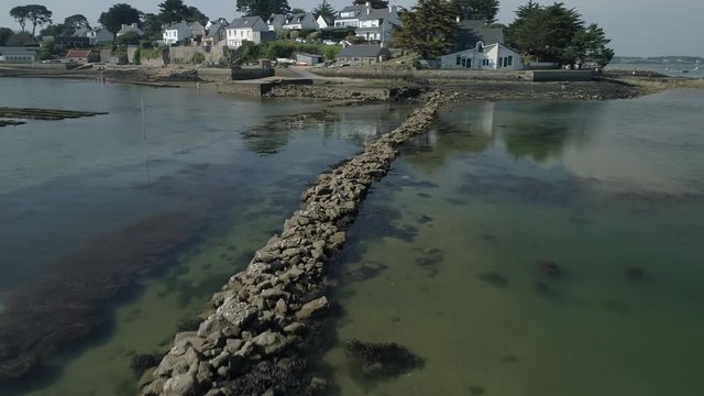 Drone en Bretagne. 4k - Grey heron. Aerial view. Vue aerienne. Bird fly away. heron qui s'envole. Ardea cinerea