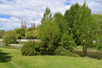 Fototapeta na wymiar Parques verdes de fondo con una catedral.