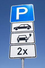 Deutsches Verkehrszeichen: Parkplatz für elektrisch betriebene Personenkraftwagen