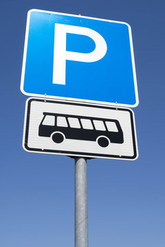 Deutsches Verkehrszeichen: Parkplatz für Kraftomnibusse