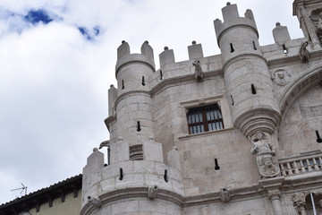 Fototapeta na wymiar Torreones de la puerta de un castillo.