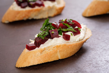 Bruschetta mit Frischkäse Meerrettich, Rote Bete und Petersilie im Gegenlicht