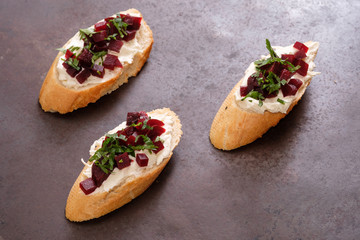 Bruschetta belegtes Brot mit Frischkäse und Rote Bete