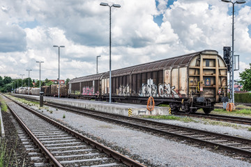 Fototapeta na wymiar Güterwaggone am Bahnsteig