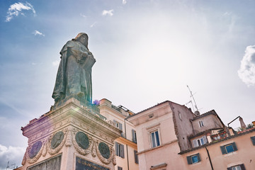 Obraz premium Rzym, posąg Giordano Bruno w Campo de Fiori (pola kwiatów)