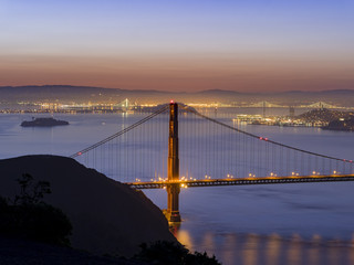 Fototapeta na wymiar Sunrise view of the famous and beautiful Golden Gate Bridge