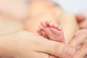 the mother's hand holds legs