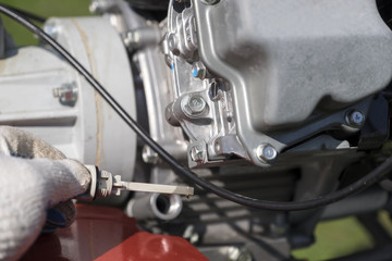 Check the oil level in the engine on the oil probe.