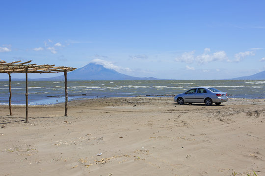 Сан Хуан Дель Сур , Никарагуа, Озеро Никарагуа. Вулкан Момотомбо.  Недалеко от Сан Хуан Дель Сур находится неглубокое озеро Никарагуа, на берегу которого находятся два действующих вулкана.    