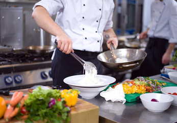 Obraz na płótnie Canvas Chef hands serving spaghetti