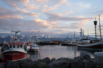 Mitternachtssonne über dem Hafen von Húsavík - Skjálfandibucht / Nord-Island