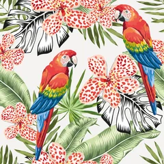 Tuinposter Papegaai Rode ara papegaaien en groene bananen palmbladeren, bloemen achtergrond. Vector naadloze bloemmotief. Tropische jungle gebladerte illustratie. Exotische planten groen. Zomer strand ontwerp. Paradijselijke natuur.