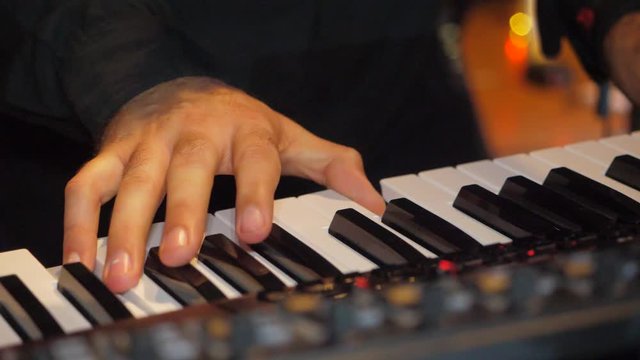 hombre tocando el teclado detalle de las manos slowmotion