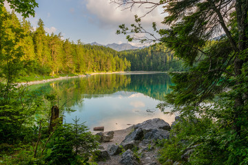 Fototapeta premium Eibsee Untersee im Wald in den Alpen