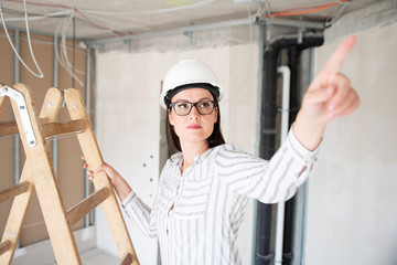 Architektin kritisch auf einer Baustelle 