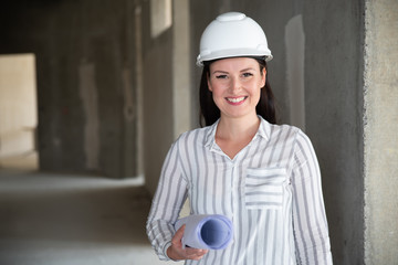 Architektin auf einer Baustelle 