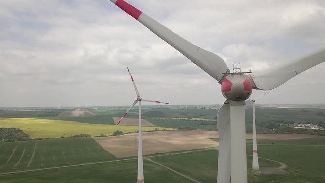 Windkraftanlage aus der Vogelperspektive
