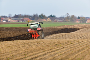 Obraz premium Rolnik orze ściernisko