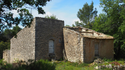 Fototapeta na wymiar Provence: Verlassenes Haus, Ruine