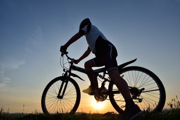 Fototapeta premium 夕日のツーリング・マウンテンバイク 