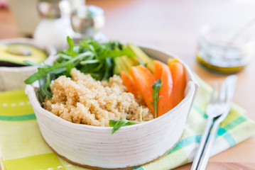 Healthy Detox Dinner with Quinoa, Carrots, Avocado and Rocket sa