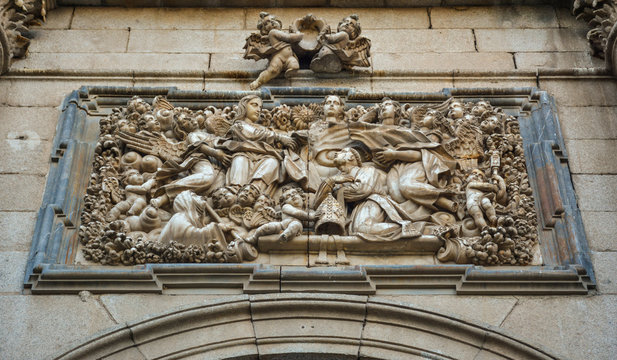 Iglesia de San Ildefonso de Toledo, Relieve de la imposici&oacute;n de la casulla, Espa&ntilde;a