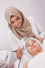 beautician treatment using oxygen therapy