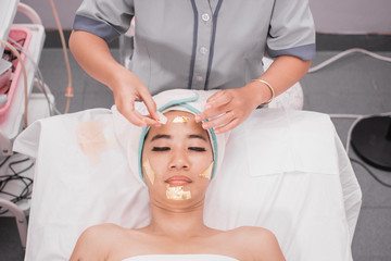 Obraz na płótnie Canvas collagen mask. glowing skin treatment using gold mask