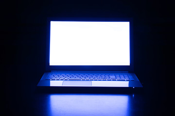 ビジネスイメージ　深夜のパソコン
