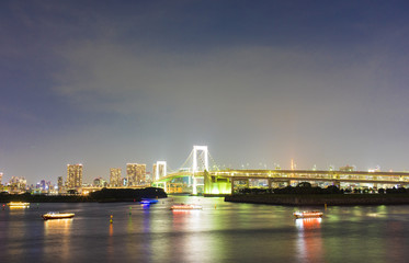 東京都市景観　お台場からの夜景　ライトアップしたレインボーブリッジと屋形船