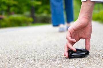 財布　落とす・拾う・盗むイメージ