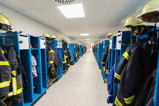 Sammelumkleide der Freiwilligen Feuerwehr mit Spinden Uniformen und Helmen