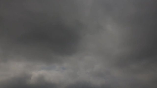 青空が少し見えています。晴れるかと思いましたが、灰色の雲に覆われます。タイムラプス動画