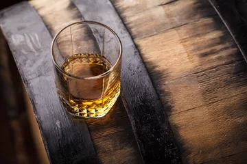 Papier Peint photo autocollant Alcool Whisky sur un tonneau