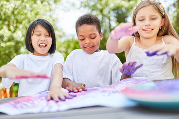 Kreative Kinder spielen mit Fingerfarben - obrazy, fototapety, plakaty