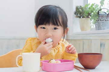 お弁当を食べる女の子