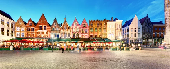 Poster Brugge - Panorama van Markt bij nacht, België © TTstudio