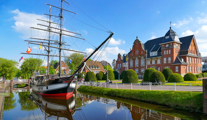 Papenburg, Museumsschiff und Rathaus