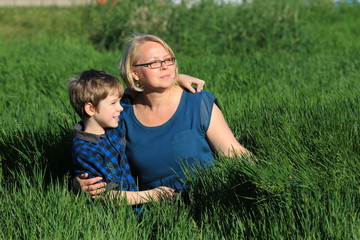 Fototapeta premium Mutter mit Sohn in der Natur