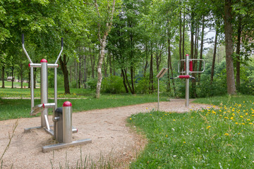 Fitness Geräte in einem öffentlichen Park. Fitness equipment