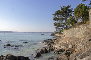 Obraz premium Locquirec. Vue sur la tour de la pointe au matin depuis le port. Finistère. Bretagne