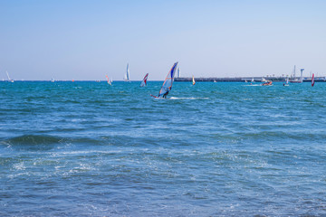 片瀬東浜とウィンドサーファー