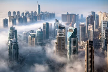Poster de jardin Dubai Horizon de Dubaï, une vue aérienne impressionnante de dessus de la ville dans la marina de Dubaï un jour brumeux