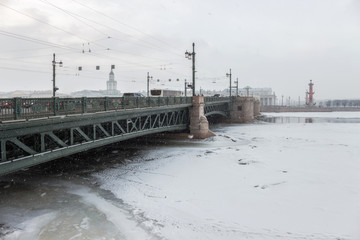 Дворцовый мост в Санкт-Петербурге