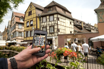 Turismo consapevole con smartphone e qr code © Franco Visintainer