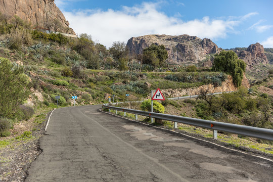 Straße mit Kurve auf Gran Canaria mit Verkehrszeichen