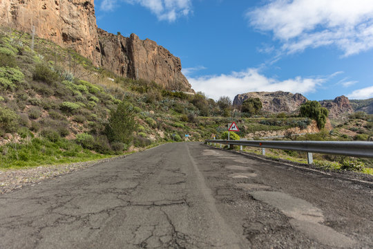 Straße mit Leitplanke im Gebirge von Cran Canaria
