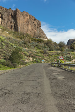 Straße mit kaputter Fahrbahn in Gran Canaria