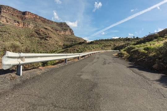 Leitplanke an Straße im Gebirge von Gran Canaria