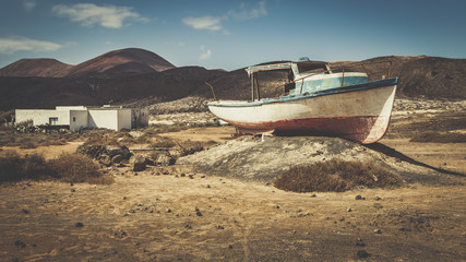 Bateau abandonné au milieu des Volcans sur l'ile de La Graciosa - Abandoned boat in the middle of Volcanoes on the island of La Graciosa